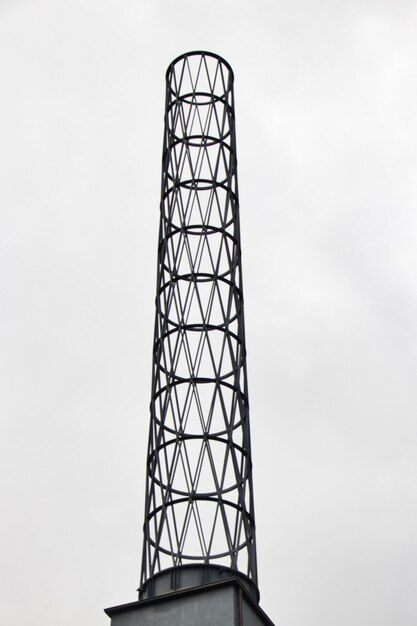 Foto niedrigwinkelansicht des kommunikationsturms gegen den himmel