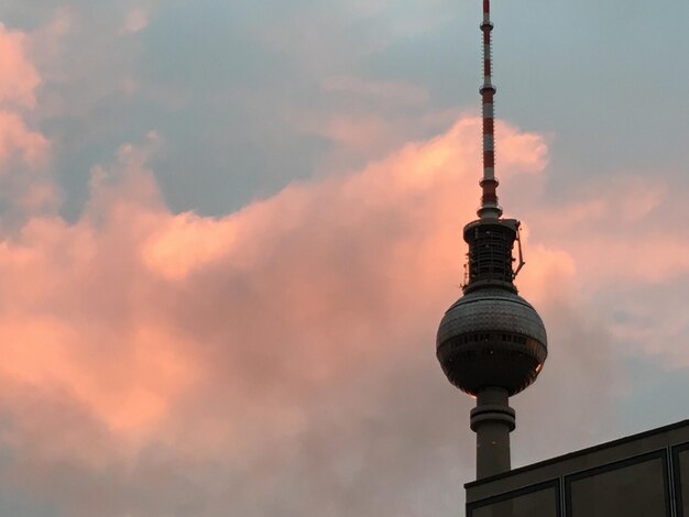 Foto niedrigwinkelansicht des kommunikationsturms in der dämmerung