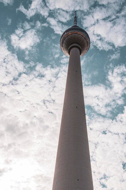 Niedrigwinkelansicht des Kommunikationsturms vor bewölktem Himmel