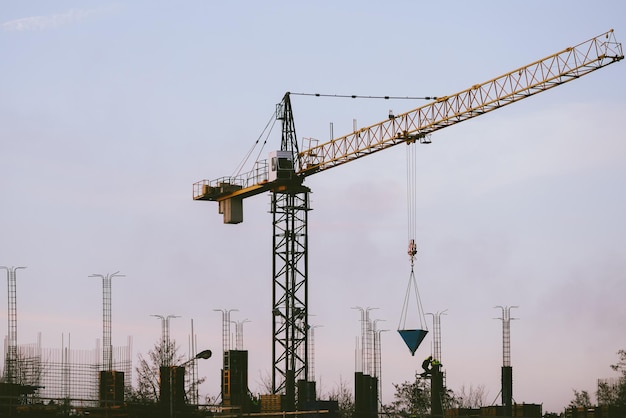 Niedrigwinkelansicht des Kranes gegen den Himmel