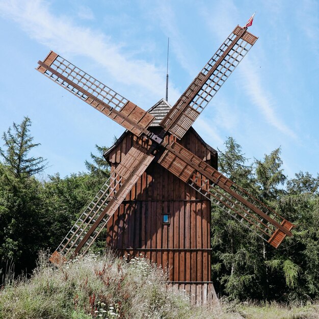 Foto niedrigwinkelansicht des kranes gegen den himmel