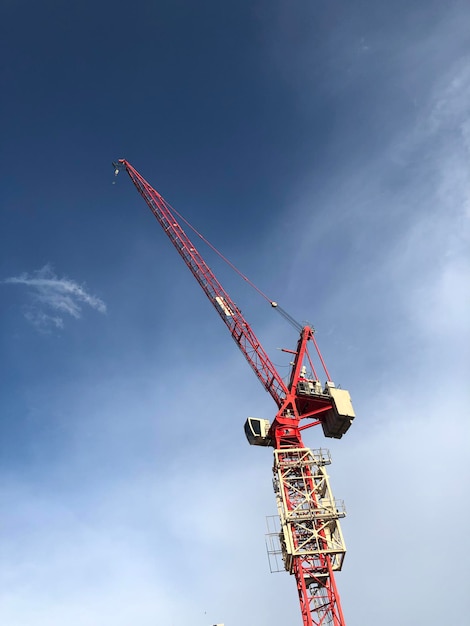 Foto niedrigwinkelansicht des kranes gegen den himmel