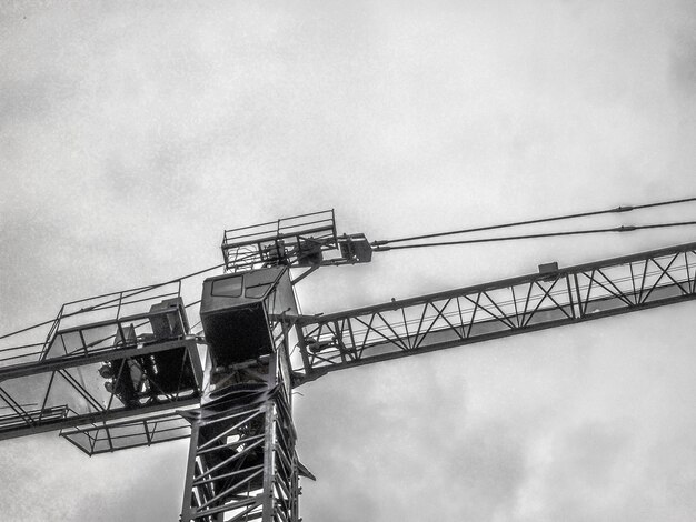 Foto niedrigwinkelansicht des kranes vor bewölktem himmel