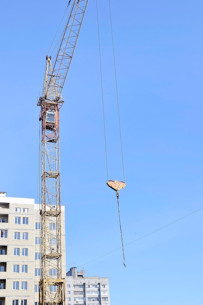 Niedrigwinkelansicht des Kranes vor klarem blauen Himmel