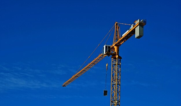 Foto niedrigwinkelansicht des kranes vor klarem blauen himmel