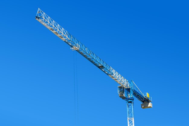 Niedrigwinkelansicht des Kranes vor klarem blauen Himmel