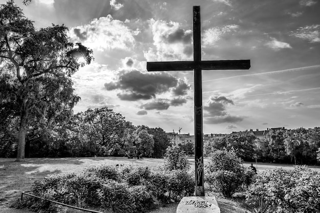 Niedrigwinkelansicht des Kreuzes gegen den Himmel