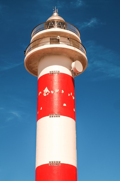 Foto niedrigwinkelansicht des leuchtturms gegen den himmel