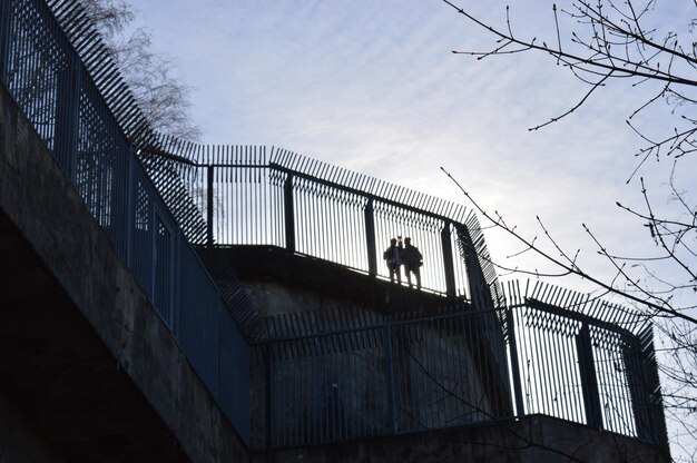 Niedrigwinkelansicht des metallischen Geländers auf der Brücke gegen den Himmel