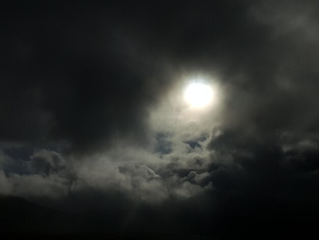 Niedrigwinkelansicht des Mondes am Himmel