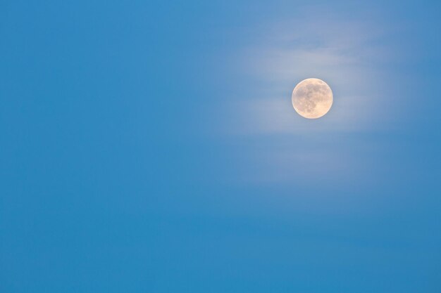 Niedrigwinkelansicht des Mondes gegen den blauen Himmel