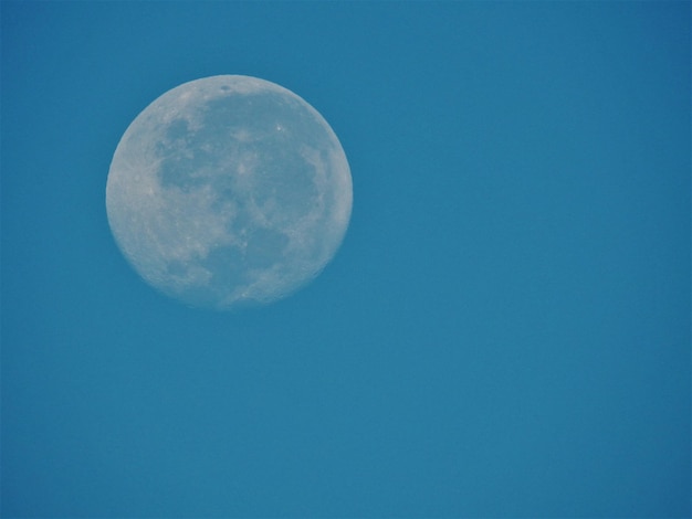 Niedrigwinkelansicht des Mondes gegen den blauen Himmel
