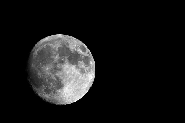 Niedrigwinkelansicht des Mondes gegen einen dunklen Himmel