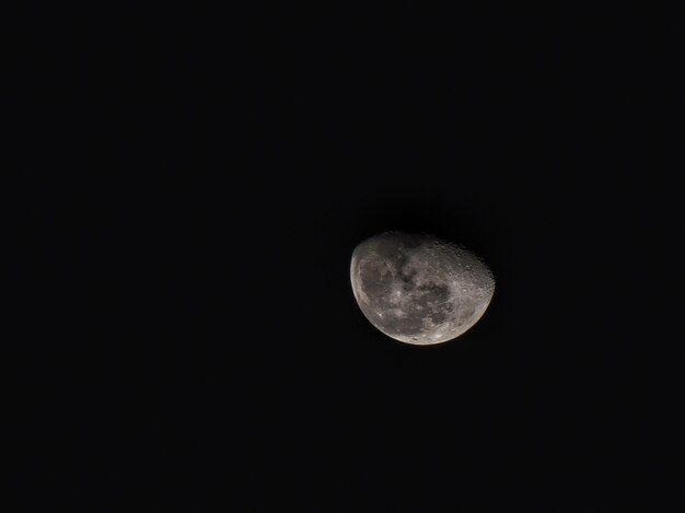 Foto niedrigwinkelansicht des mondes vor klarem himmel in der nacht