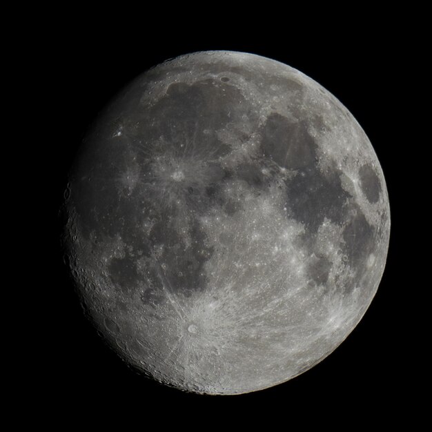 Niedrigwinkelansicht des Mondes vor klarem Himmel in der Nacht