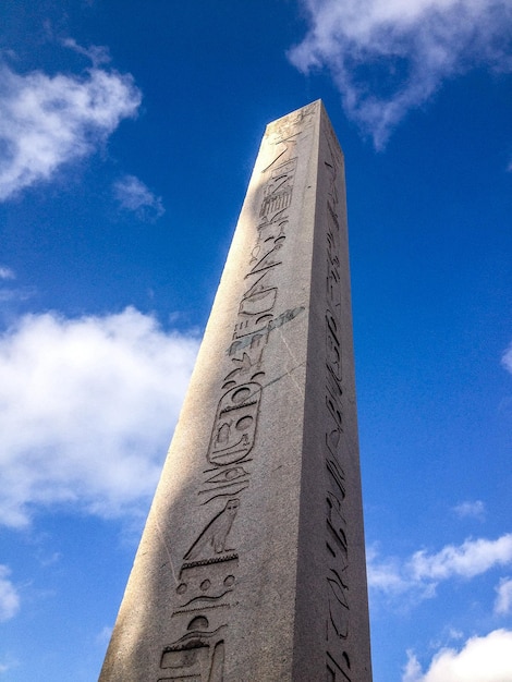 Niedrigwinkelansicht des Obelisken des Theodosius gegen den blauen Himmel