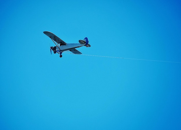 Niedrigwinkelansicht des Propellerflugzeugs vor klarem Himmel