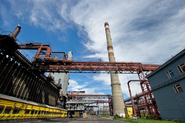 Niedrigwinkelansicht des Rauchstapels gegen den Himmel in der Fabrik