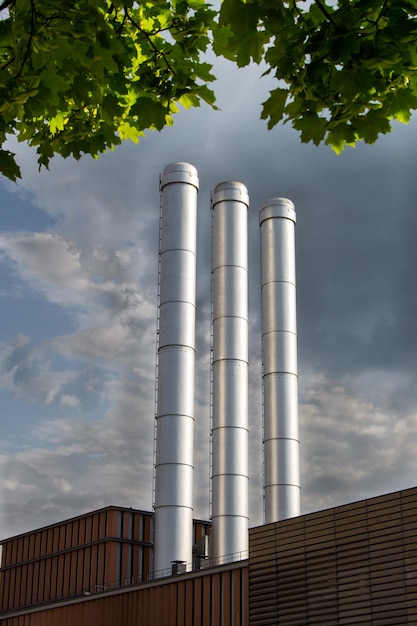 Niedrigwinkelansicht des Rauchstapels gegen den Himmel
