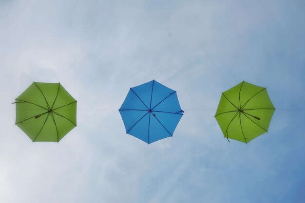 Foto niedrigwinkelansicht des regenschirms gegen den blauen himmel