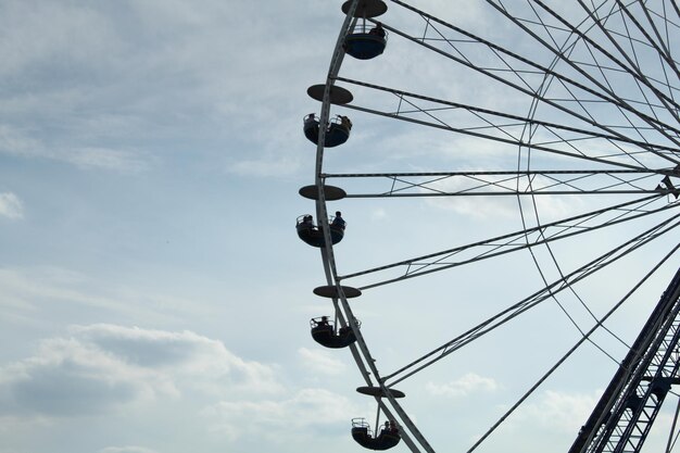 Foto niedrigwinkelansicht des riesenrads gegen den himmel