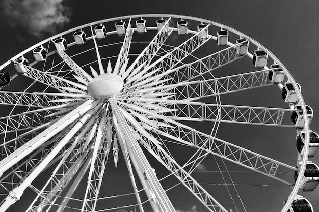 Niedrigwinkelansicht des Riesenrads gegen den Himmel