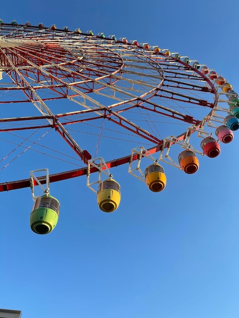 Foto niedrigwinkelansicht des riesenrads gegen den himmel