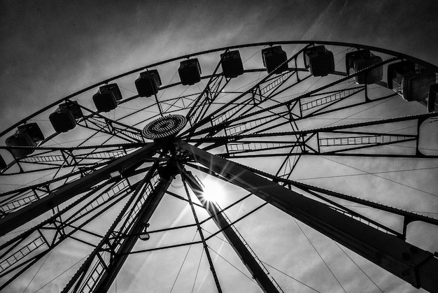Niedrigwinkelansicht des Riesenrads gegen den Himmel