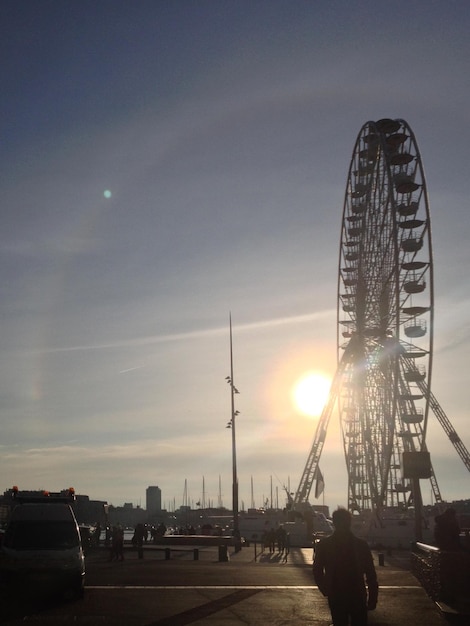 Niedrigwinkelansicht des Riesenrads in der Stadt gegen den Himmel bei Sonnenuntergang