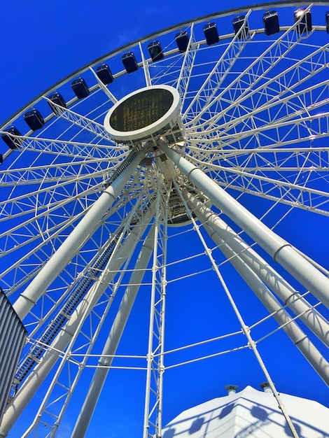 Foto niedrigwinkelansicht des riesenrads vor klarem blauen himmel