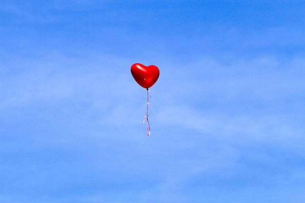 Foto niedrigwinkelansicht des roten ballons vor dem blauen himmel