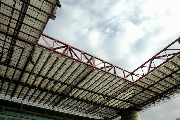 Niedrigwinkelansicht des San Siro-Stadions gegen den Himmel in der Stadt