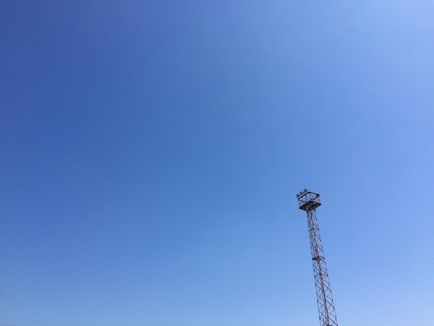 Niedrigwinkelansicht des Scheinwerfers vor klarem blauem Himmel