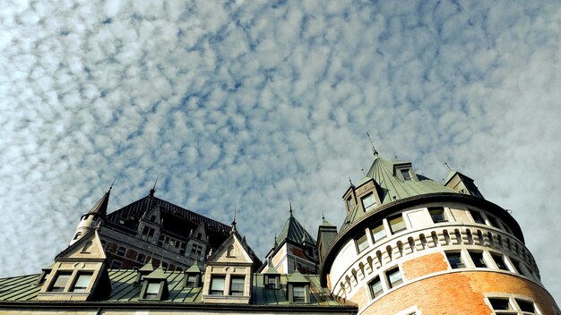 Foto niedrigwinkelansicht des schlosses gegen den himmel