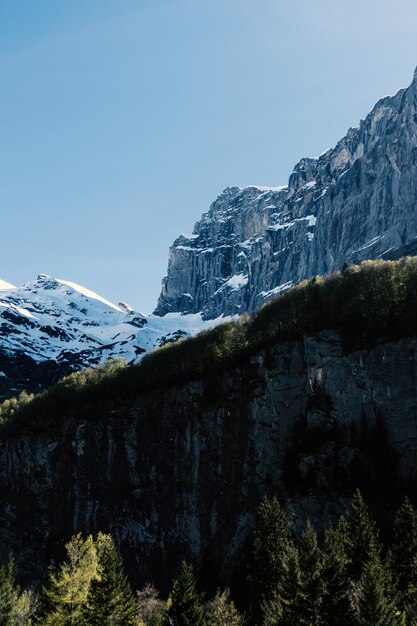 Niedrigwinkelansicht des schneebedeckten Berges gegen den blauen Himmel