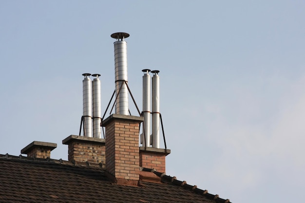 Niedrigwinkelansicht des Schornsteins auf dem Dach vor klarem Himmel