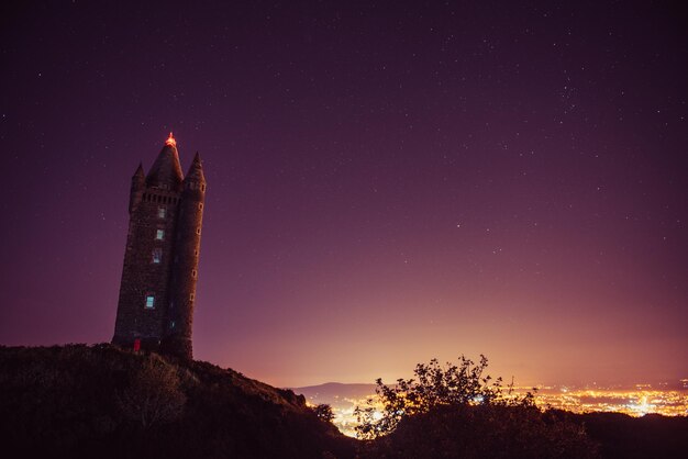 Foto niedrigwinkelansicht des scrabo-towers gegen den himmel bei nacht