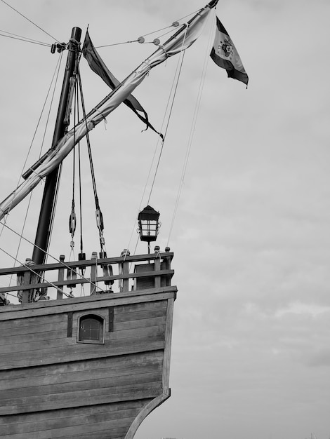 Foto niedrigwinkelansicht des segelbootes gegen den himmel