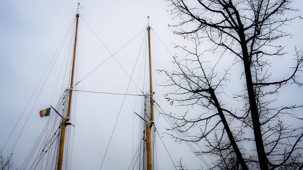 Foto niedrigwinkelansicht des segelbootes gegen den himmel