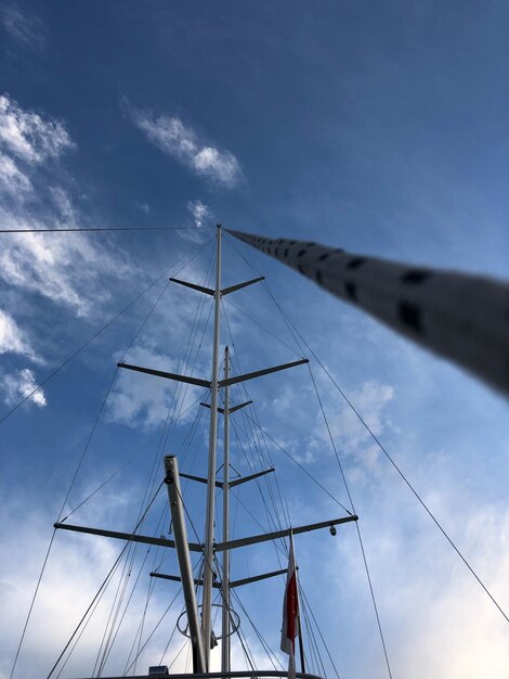 Foto niedrigwinkelansicht des segelbootes gegen den himmel