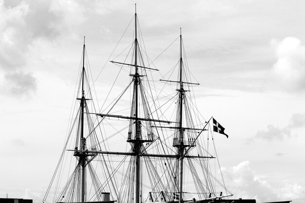 Foto niedrigwinkelansicht des segelbootmasts gegen den himmel