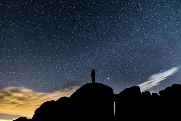 Foto niedrigwinkelansicht des silhouette-berges gegen den nachthimmel