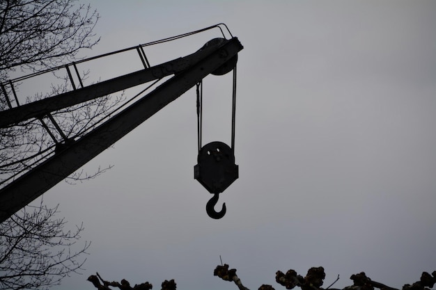 Foto niedrigwinkelansicht des silhouettenmannes vor klarem himmel