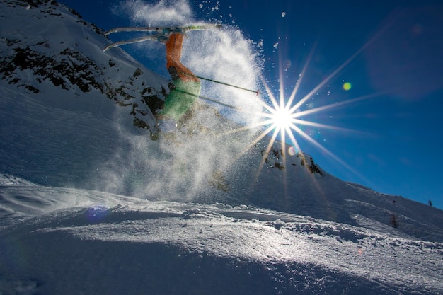 Niedrigwinkelansicht des Skifahrens auf einer Schneelandschaft