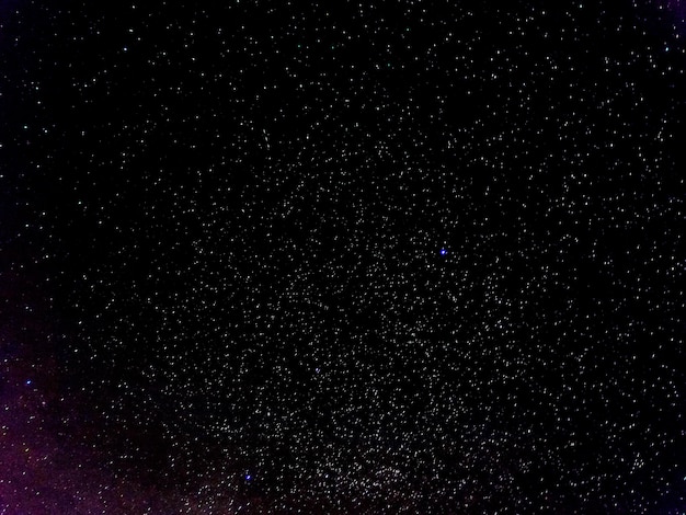 Niedrigwinkelansicht des Sternenfeldes in der Nacht
