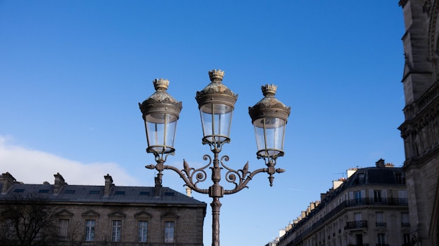 Niedrigwinkelansicht des Straßenlichts vor klarem blauen Himmel