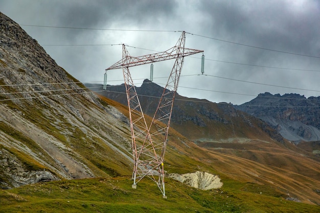 Foto niedrigwinkelansicht des strompylons gegen den berg