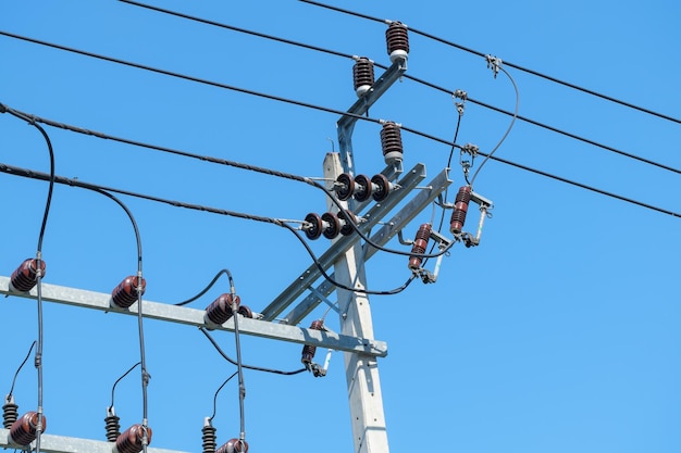 Niedrigwinkelansicht des Strompylons gegen den blauen Himmel