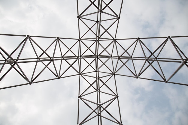 Niedrigwinkelansicht des Strompylons gegen den Himmel