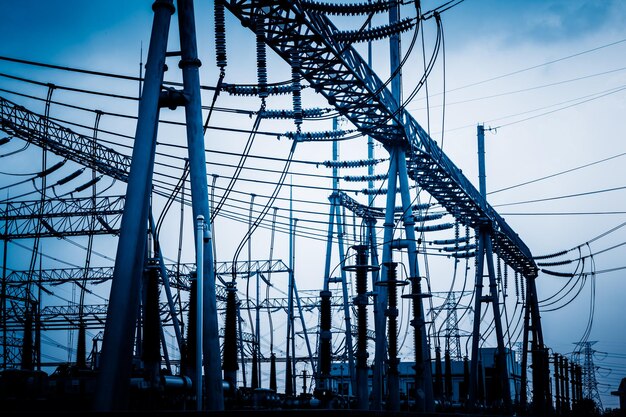 Foto niedrigwinkelansicht des strompylons gegen den himmel